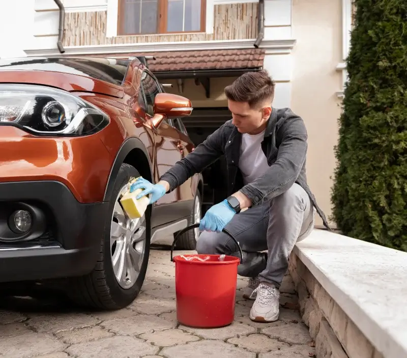 Lavage auto à domicile Saint-Rémy-de-Chaudes-Aigues : professionnel intervenant sur un véhicule